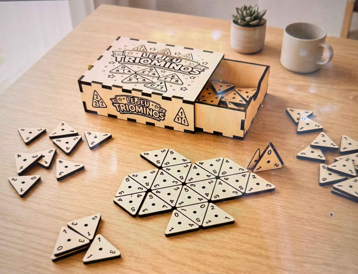 Triomino en bois personnalisé et gravé – Le jeu de stratégie idéal pour rassembler vos proches - Douce gravure