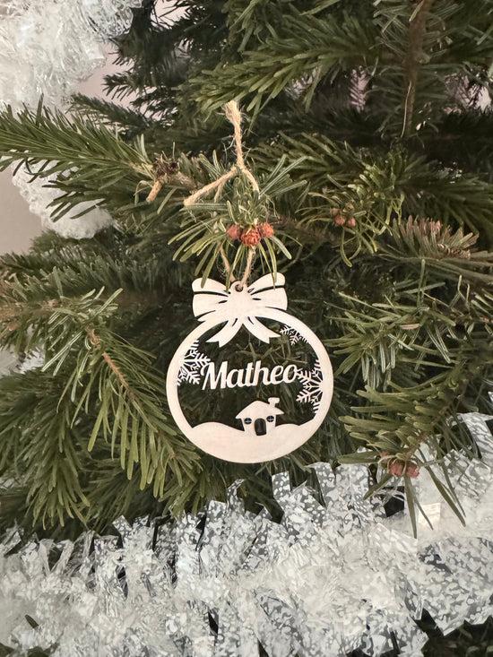 Décorer le sapin avec une boule de Noël personnalisée en bois