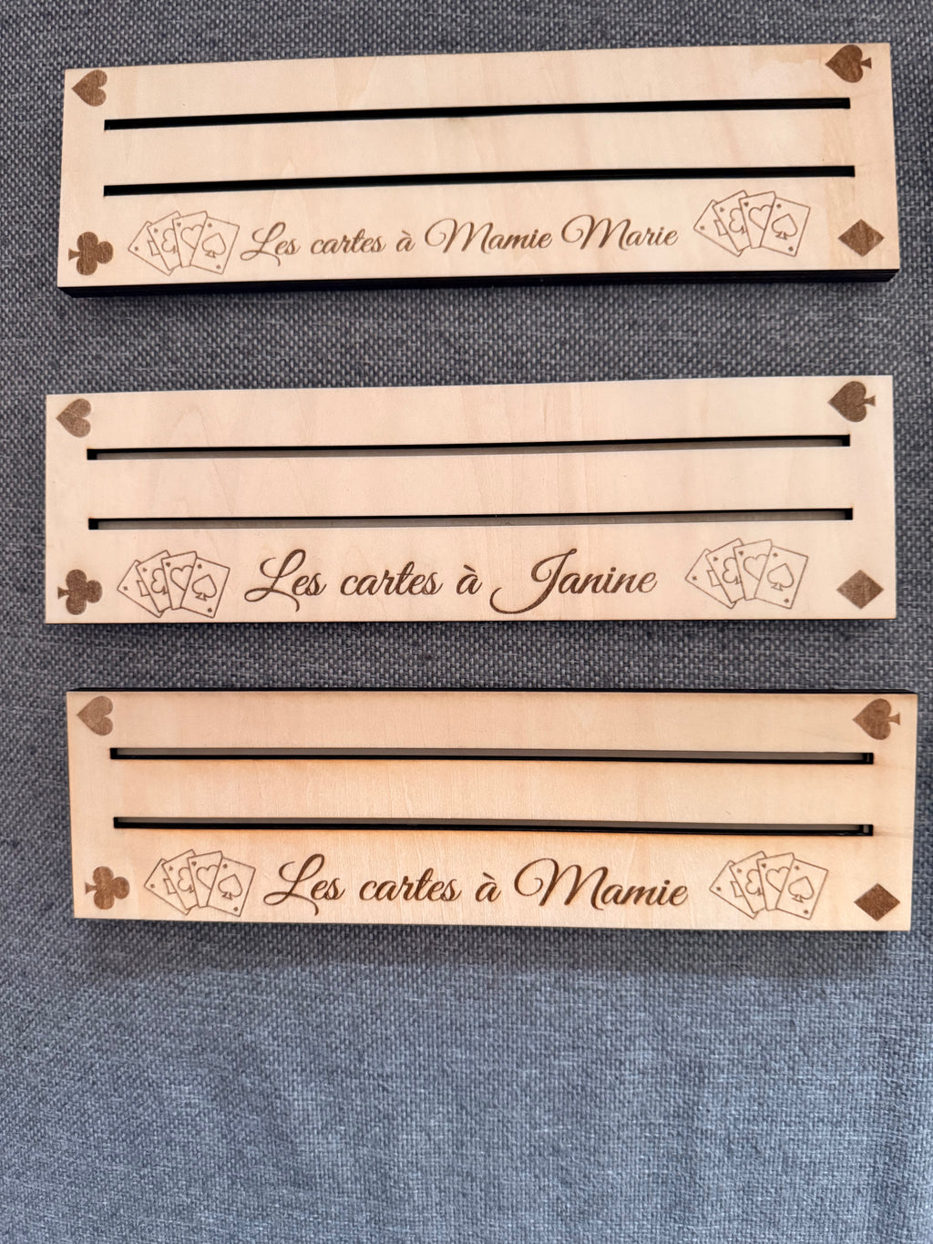 Support Carte à Jouer Personnalisé – Prénom Gravé en Bois