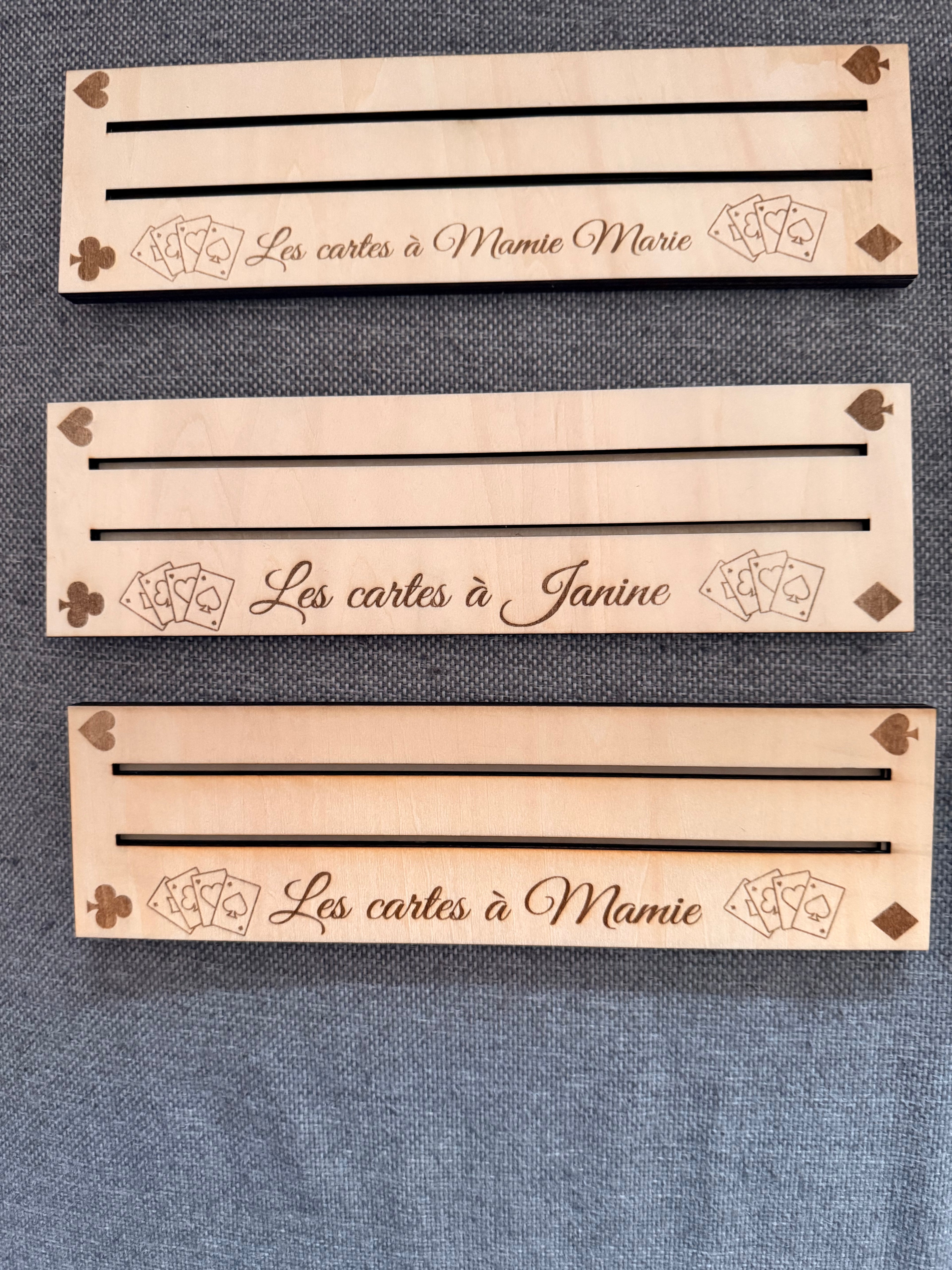 Support Carte à Jouer Personnalisé – Prénom Gravé en Bois